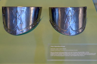 Die Sonderausstellung im Stadt- und Bergbaumuseum Freiberg zeigt auch ein Paar Oberdiechlinge. Das Doppelmonogramm steht für das Kurfürstenpaar Anna und August von Sachsen. Ein Zeichen ihrer Liebe.