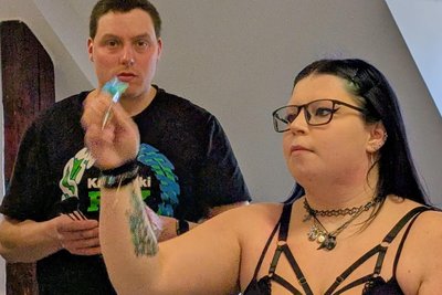 Vanessa Drechsel war die einzige Frau im Teilnehmerfeld bei der Dart-Stadtmeisterschaft in Sayda.