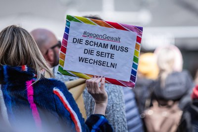 Rechtsanwältin Martina Flade erzählt im Gespräch, dass Betroffene von sexueller Gewalt oft nach Schuld bei sich suchen, obwohl sie keine trifft.