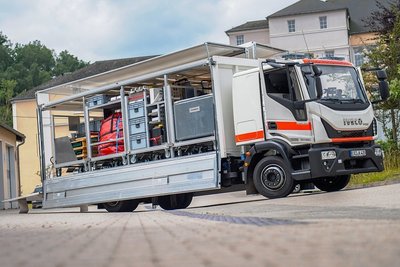 Zur Fahrzeugflotte vom 1. Einsatzzug des Katastrophenschutzes Erzgebirge gehört dieser sogenannte Gerätewagen Versorgung. Das Spezialfahrzeug, mit Rollwagen ausgestattet, macht es für die Johanniter im Ernstfall einfacher, ihre Aufgaben zu erfüllen.