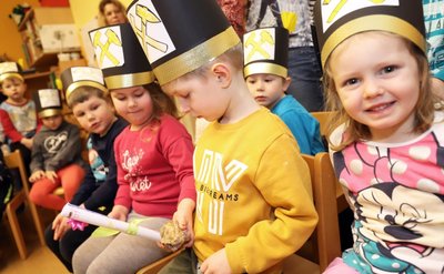 Die Kinder aus der Freiberger Kita "Sachsenspatzen" durften ein echtes Mineral untersuchen, das die Gäste mitgebracht hatten. 