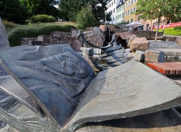 Ein Hingucker: Der von Volker Beier entworfene Bergbaubrunnen unweit vom Parkplatz.