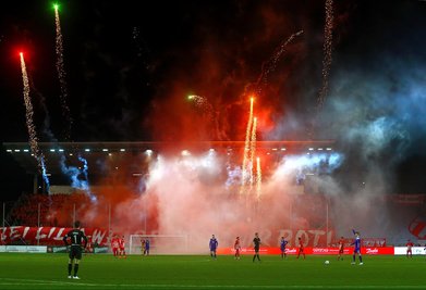 Fußball-Drittligist FSV Zwickau hat am Dienstagabend im ausverkauften Stadion seinen Dauerrivalen Erzgebirge Aue zu Gast. Zwischenzeitlich musste die Partie in der ersten Halbzeit unterbrochen werden, weil Fans Feuerwerkskörper zündeten.