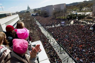 Einer der größten Protestmärsche seit dem Vietnam-Krieg: Unter dem Titel "Marsch für unsere Leben" demonstrierten am Samstag in Washington Hunderttausende für schärfere Waffengesetze.