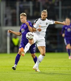 Sascha Härtel (l.) im Zweikampf mit Sandhausens Rúrik Gislason.
