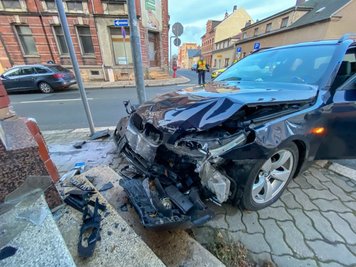 Ein BMW hat an der Falkensteiner Bahnhofstraße ein Haus gerammt.