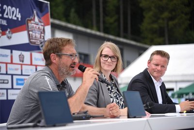 Alexander Ziron (Geschäftsführer Sparkasse Vogtland Arena), Eva Wagner (Geschäftsführerin Die Sportwerke GmbH) und René Rudorisch (Geschäftsführer DEL 2) bereiten alles vor.