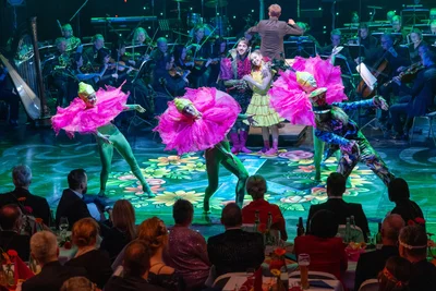 Clara Ehrig, Caroline Anstock und Emilia Bessel vom Ballett tanzen Tschaikowskis Blumenwalzer aus der Nussknacker-Suite.