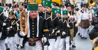 2019 haben die vorerst letzten traditionellen Bergparaden in der Adventszeit stattgefunden. Knapp 500 Trachtenträger und Bergmusikanten zogen damals, am dritten Adventssonntag, durch Marienberg. 