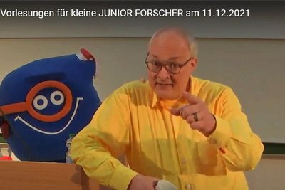 Wissenschaftsjournalist Jo Hecker und das Uni-Maskottchen TU-Lino waren zur Junior-Uni online zu erleben.