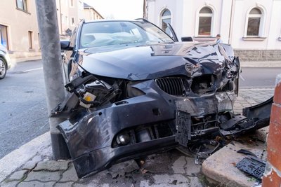 Nach ersten Informationen wurden zwei Personen verletzt. 