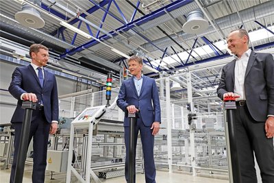 Im Mai 2021 hatten Ministerpräsident Michael Kretschmer (von links), Meyer-Burger-Geschäftsführer Gunter Erfurt und Umweltminister Wolfram Günther das Werk in Freiberg gestartet.