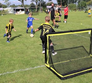 Andere Tore, andere Spielregeln, aber der Ball bleibt auch beim Funino-Fußball nach wie vor rund. 