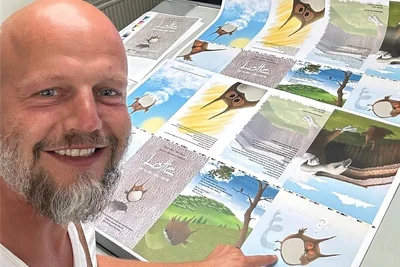 Der Plauener Falkner Hans-Peter Herrmann geht unter die Kinderbuchautoren. Hier beim Andruck.