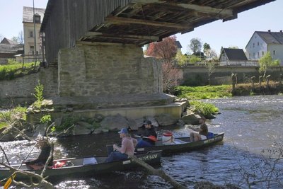 Schnappschuss von der Paddeltour 2025: In Hennersdorf geht es unter der markanten Holzbrücke voran.