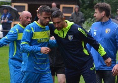 Ronny Wollnitzke (r.), der Trainer des SV Tirol Dittmannsdorf, bejubelt mit Torschütze Sebastian Viertel (l.) das 1:0 gegen Großrückerswalde. Am Ende freuten sich die Gastgeber sogar über ein 3:0. 
