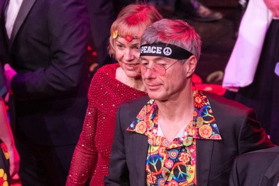 Originelle Kostüme und Ballroben: Volksbank-Chef Andreas Holstaka mit Ehefrau als buntes Hippie-Paar.
