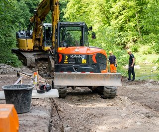 Die Mitarbeiter der Chemnitzer Verkehrsbau arbeiten derzeit die Straße am Am Buchenberg auf. Sie soll nicht noch einmal von der Zschopau in Mitleidenschaft gezogen werden. 