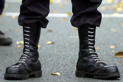 Springerstiefel waren vor allem in den 1980er und 1990er-Jahren prägend für die Neonaziszene in Deutschland. Seit Kurzem greifen jugendliche Neonazis wieder verstärkt auf diesen Look zurück.