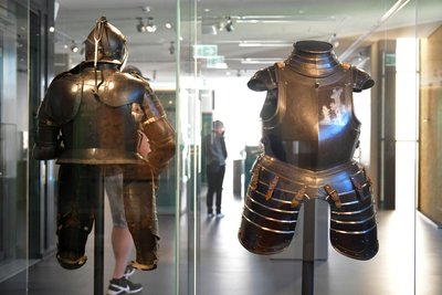 Den Treibharnisch (r.) hat Kurfürst August besonders geliebt. Er soll diese Rüstung bei der Belagerung von Gotha 1566/67 getragen haben.
