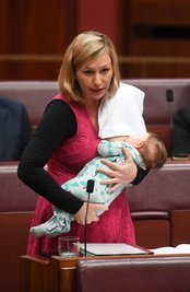 Stillen im Parlament: Während die australische Politikerin Larissa Waters von vielen Usern im Netz Zuspruch für ihren offenen Umgang mit ihrem Kind bekommt, werfen ihr andere den Showeffekt vor.