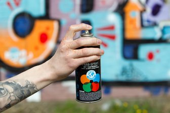 64m² großes Graffito am Plauener Bahnhof gesprüht: Polizei ertappt Sprayer auf frischer Tat - Ein besonders kreatives Geschenk hatten sich drei Geschwister überlegt.