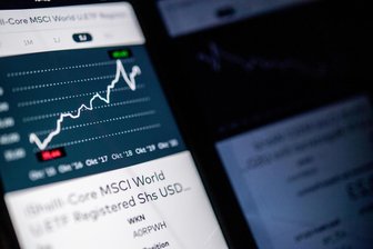 65.000 Euro in Aktien investiert: Erzgebirger (57) wird Opfer von Investmentbetrügern - Unter Anleitung von vermeintlichen Profis investierte der Geschädigte etwa 65.000 Euro in Aktien.