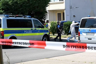65-Jähriger in Schönau-Berzdorf getötet: Musste er wegen seines Autos sterben? - Polizeibeamte am Freitag in Schönau-Berzdorf.