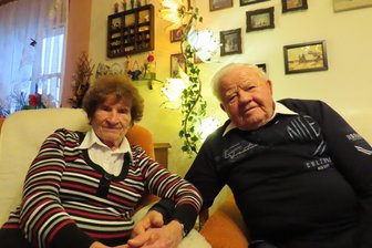 65 Jahre Eheglück in Werdau: „Die und keine andere muss es sein“ - Blicken zufrieden auf 65 lange Ehejahre zurück: Hannelore und Ulrich Woitzick aus Werdau.