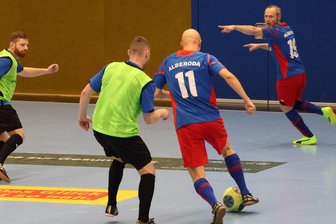 65 Jahre mit Höhen und Tiefen: Wie ein kleiner Fußballverein aus dem Erzgebirge trotzdem überlebt - Cornelius Staude (2. v. r.) und Heiko Weißbach (r.) vom Gastgeber Alberoda gaben auch gegen die Abwehr von Beutha im Ü30-Turnier alles.