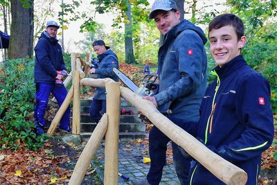 Auch viele junge Leute wie Matteo Treptau (r.) waren beim Parkpflegetag in Hainichen dabei.