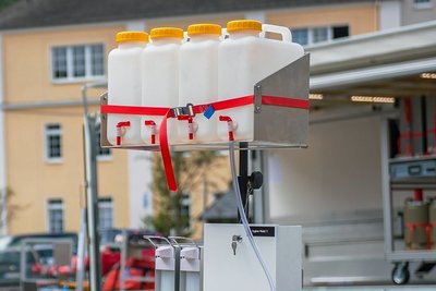 Kein Hightech, aber absolut praktisch: Die mobile Hygienestation kann schnell aufgebaut werden.