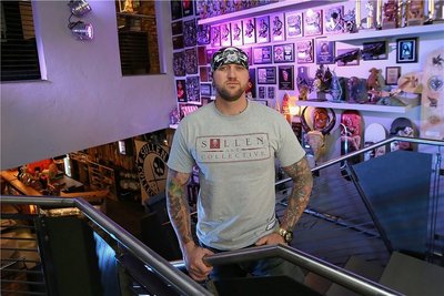 Gefragter Meister seines Fachs: Tätowierer Randy Engelhard in seiner "Lifestyle-Passage" in Zwickau.