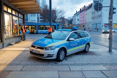 Nach ersten Angaben kam es zum Zusammenstoß zwischen einem Fahrradfahrer und einer Tram.