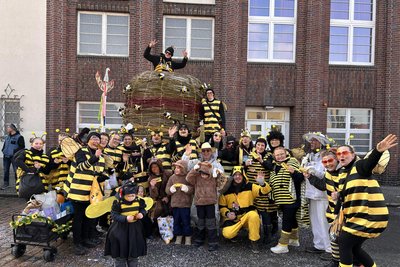 Die Vereine überlegen sich jedes Jahr etwas neues. Beispielsweise einen Bienenstock mit Bienen und Bären.
