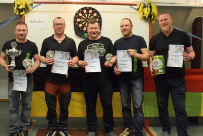 Gruppenbild mit den vorderen Plätzen der Dartmeisterschaft in Sayda: Daniel Müller (links) gewann die 18. Stadtmeisterschaft. Die weiteren Platzierten (v.l.): von links: Danny Wolf, Florian Weidner, David Göhler, Maik Hauke.
