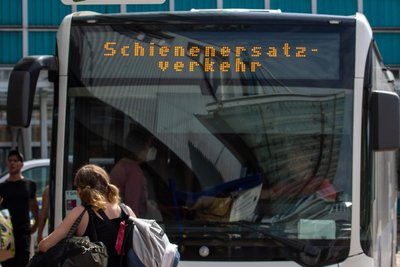 Nach Neundorf fährt am Montag Schienenersatzverkehr.