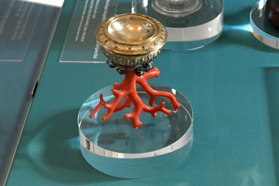 Das Salzgefäß mit Korallenfüßen stand einst auf der Tafel von Kurfürst August und seiner Gattin Anna. Heute ist es Teil der Sonderausstellung im Stadt- und Bergbaumuseum Freiberg.