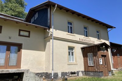 Der Bahnhof wird nur bei Festen genutzt. Linienverkehr gibt es nicht mehr.