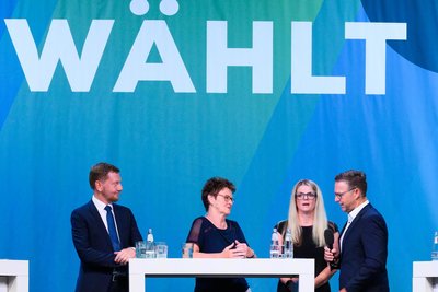 Schlagabtausch im Kraftwerk (von links): Michael Kretschmer (CDU), Sabine Zimmermann (BSW) und Susanne Schaper (Die Linke) mit dem Chefredakteur der „Freien Presse“, Torsten Kleditzsch.