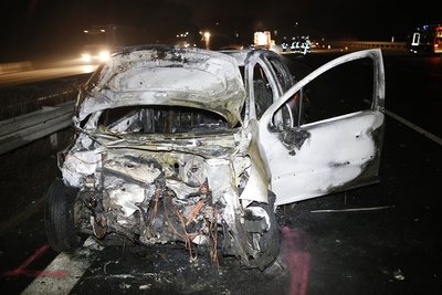 Ein Peugeot kam am Mittwochabend auf der A 4 Höhe "Auerswalder Blick" ins Schleudern, kollidierte mit der Leitplanke und mit einem Opel und brannte vollständig aus.