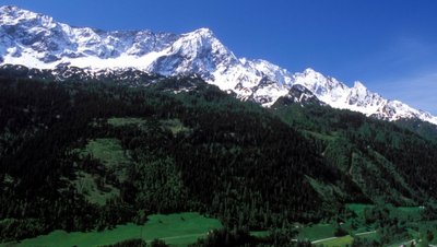 Gotthard-Massiv in den Schweizer Alpen. Hier führt der längste Eisenbahntunnel der Welt durch, der die Lkw-Kolonnen durch die Bergwelt verringern soll. Doch der notwendige Ausbau des Schienennetzes in Deutschland und Italien wird wohl noch Jahrzehnte dauern.