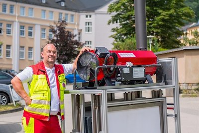 Auf einem Rollcontainer des Fahrzeuges befindet sich die Zeltheizung - im Bild Iwo Kircheis, Zugführer beim Katastrophenschutz Erzgebirge.