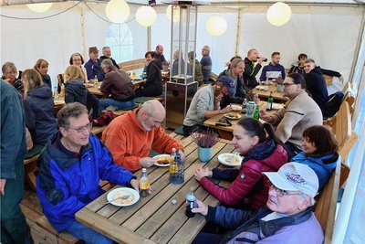 Mittagessen gab es für alle Helfer in der "Apotheke im Park".