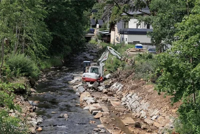 Uferböschungen im Schwarzwasser werden gesichert und verfestigt.