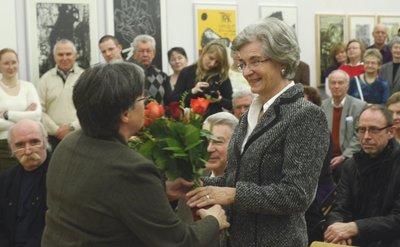 Kulturbürgermeisterin Heidemarie Lüth dankte am Samstagabend zur Ausstellungseröffnung Margrit Becker (rechts) und deren Mann Gert Becker für die Sammlung an Künstlerplakaten, die sie den Kunstsammlungen geschenkt haben. 