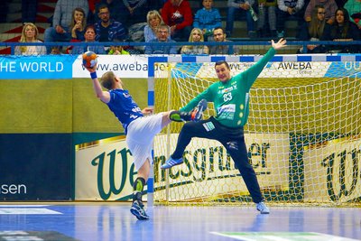 Per Siebenmeter überwindet Eric Meinhardt (Aue) Torhüter Vladimir Bozic (Vikings).