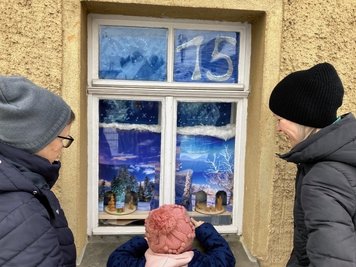 In Pleißa feierte der sogenannte Lebendige Adventskalender im Vorjahr Premiere (Foto). Doch auch in diesem Jahr sollen wieder Fenster an verschiedenen Adressen besonders gestaltet sein. Doch nicht nur das. 