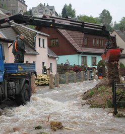 Überschwemmt: die Hintere Rehmerstraße in Eibenstock. Seit Montag wird die schmale Durchfahrt von Geröll befreit.