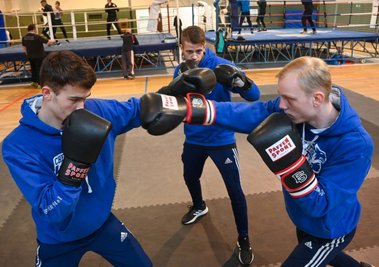 Endlich geht es für die Boxer der Chemnitzer Wölfe wieder in einen Wettkampf in der eigenen Stadt: Artur Orlov, Martin Grohmut und Yves Kentsch (von links) bereiten sich auf das Duell am Samstag gegen den TSV 1860 München vor. 